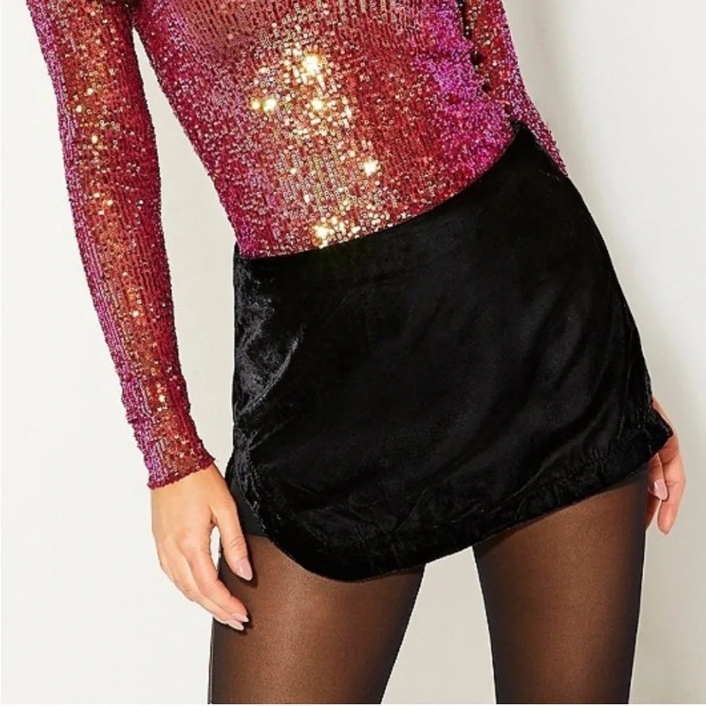 🆕‎ NWT Free People Annalise Velvet Mini Skirt / Black